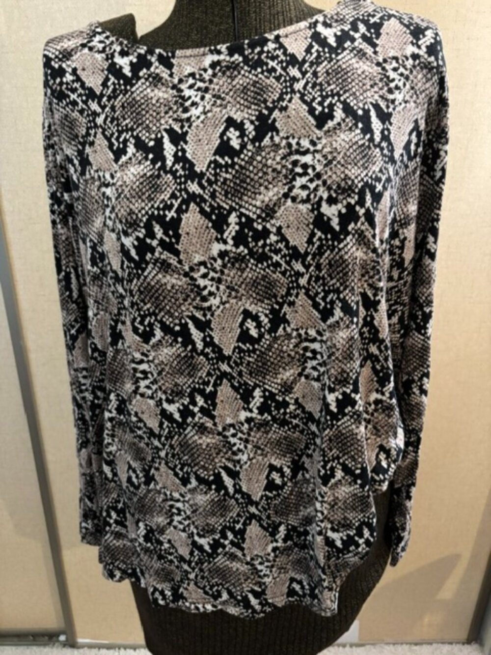 Mario Serrani Women's XXL Snakeskin Long Sleeve Tunic Blouse